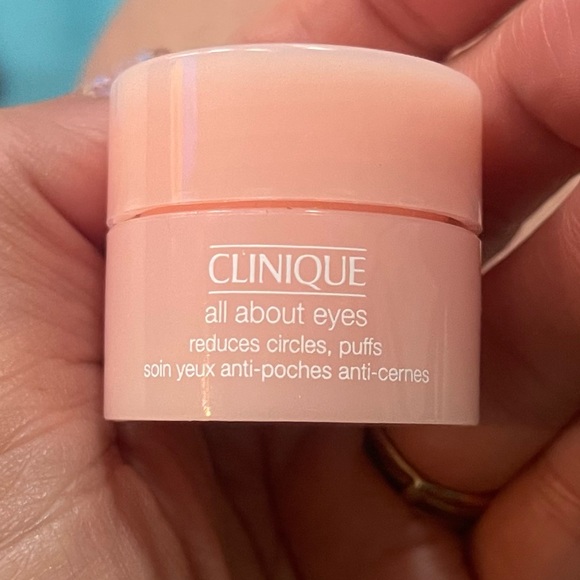 All new 11 piece Clinique skincare/ makeup bundle makeup bag included💜❤️🌺 - Picture 11 of 16